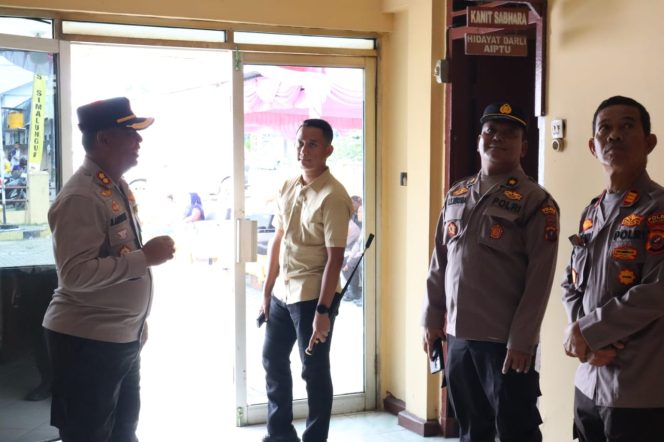 
					Kapolres Simalungun Gelar Sidak SPKT Polsek Raya, Pastikan Pelayanan Humanis Berkualitas Jelang HUT RI Ke-80