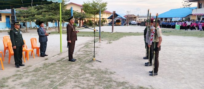 
					Kepala kejaksaan negeri Karo, Darwis Burhansyah,S.H.,MH.Bertindak Sebagai Inspektur upacara Di pelepasan Pawai obor Taput.2025