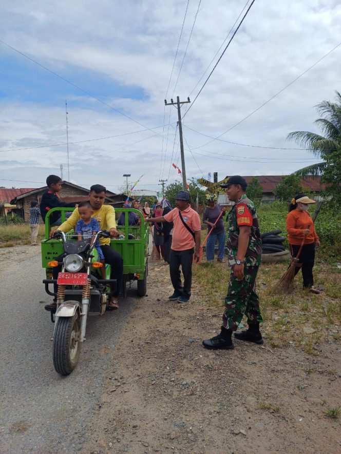 
					Wujudkan lingkungan bersih,Koramil 05/BD melaksanakan gotong royong bersama warga