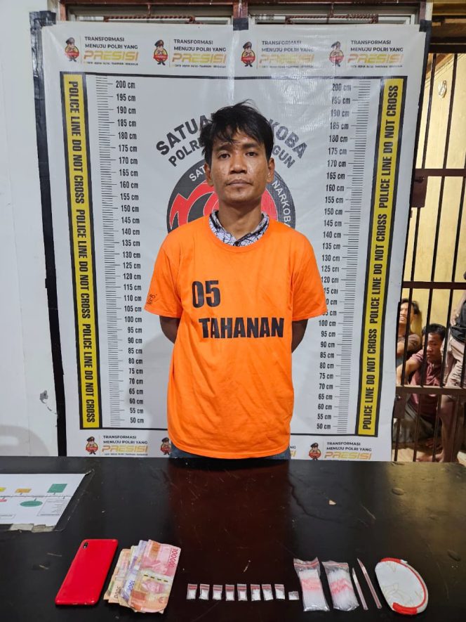 
					Toni Tidak Berkutik Ditangkap! Sat Narkoba Polres Simalungun Sukses Bongkar Bandar Sabu, Berantas Jaringan Narkoba Hingga Akar-Akarnya