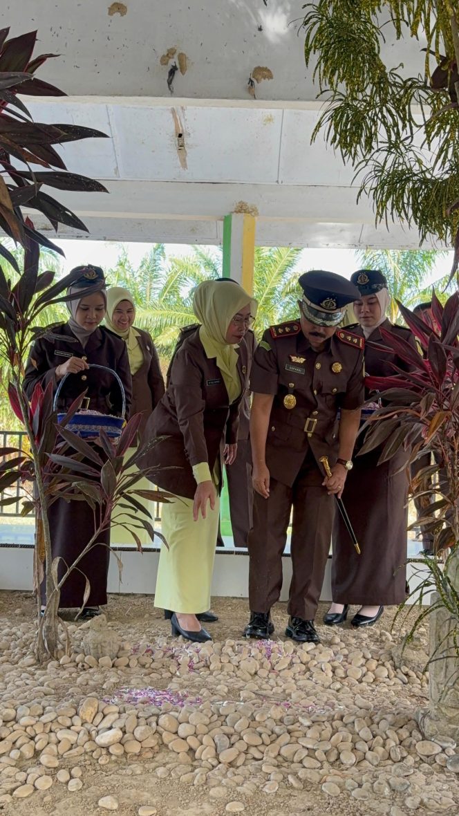 
					Kenang Jasa Pejuang Bangsa,Kejaksaan Negeri Subulussalam Ziarah Kemakam Pahlawan
