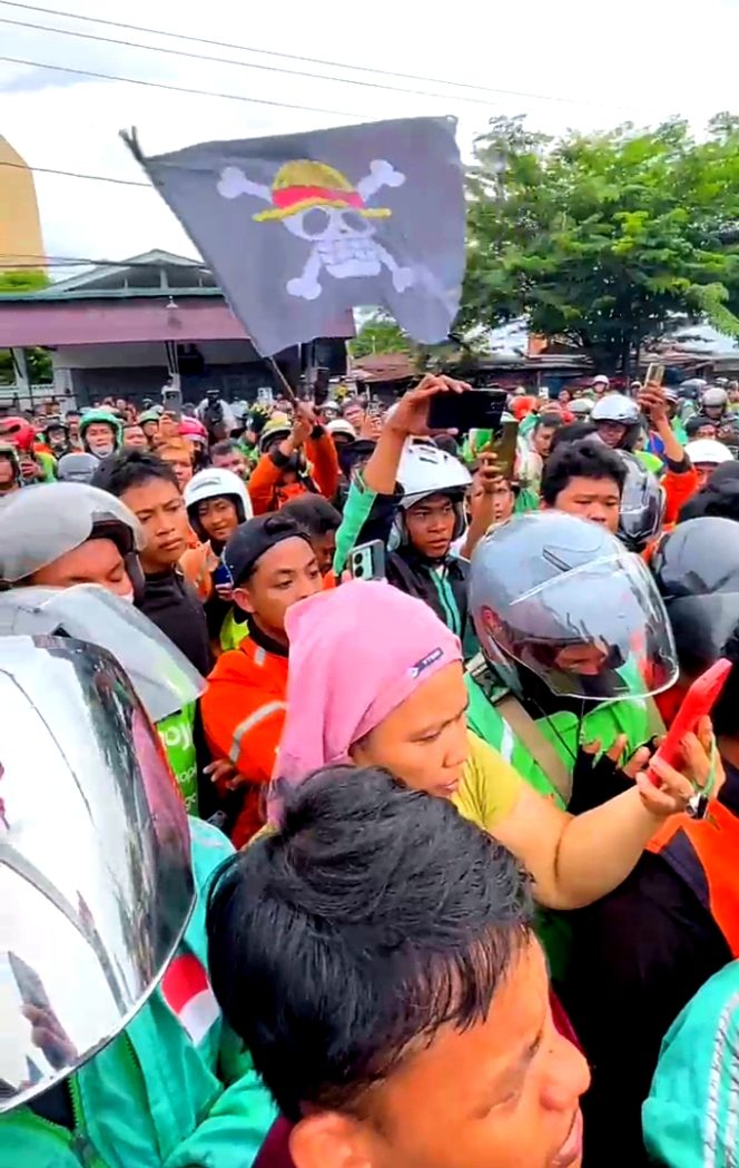
					Medan Mencekam, Aksi Demo Anarkis Terpecah 3 Bagian Dipukul Mundur Aparat Pengamanan