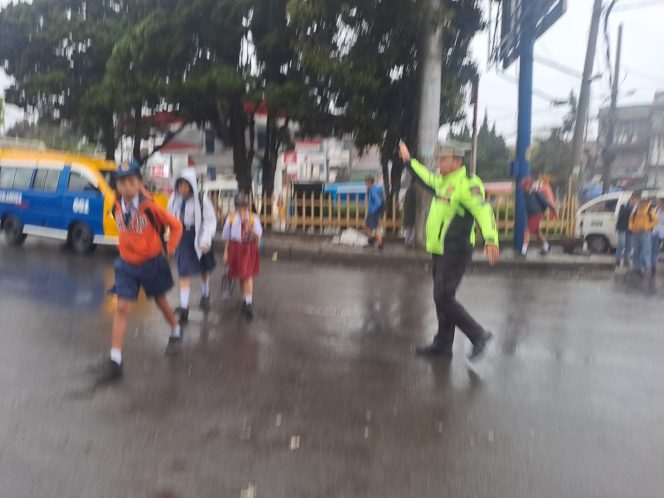 
					Personel Polres Tanah Karo Hadir di Titik Padat Lalu Lintas, Layani Masyarakat di Pagi Hari