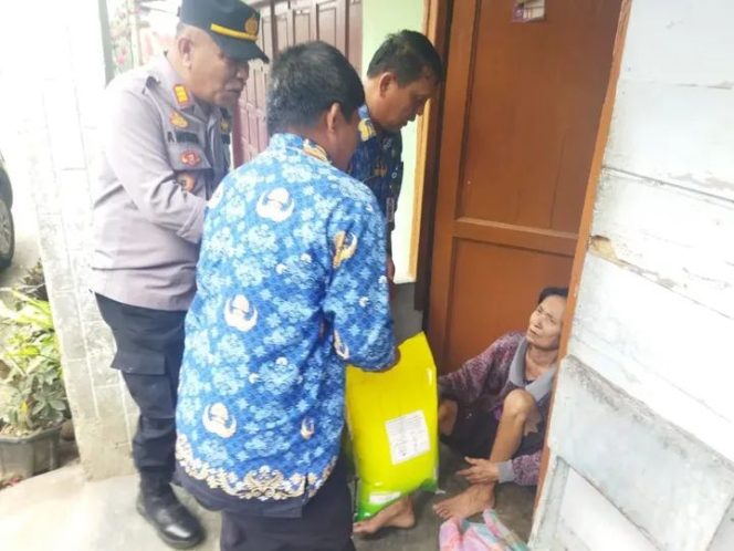 
					Polsek Kutabuluh Bersama Forkopimca Salurkan Bantuan dan Sambangi Warga Desa Kutabuluh Gugung
