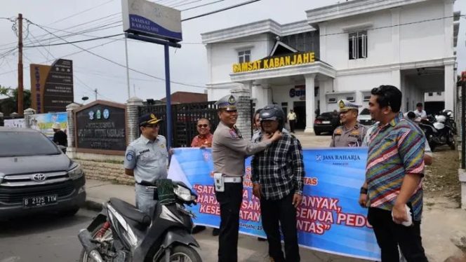 
					Satlantas Polres Tanah Karo Bagikan Helm SNI di Samsat Kabanjahe