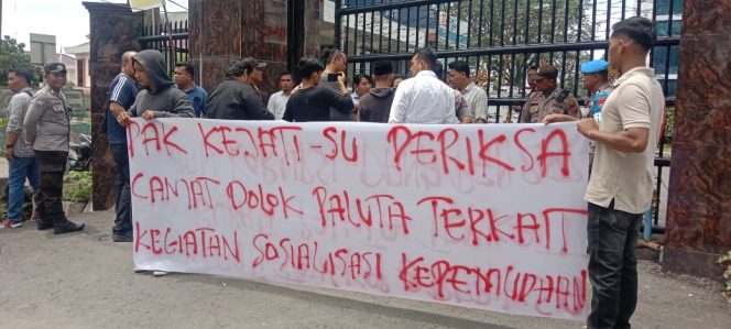 
					AKSI DAMAI DI MEDAN: MASYARAKAT DESAK KEJATI SUMUT USUT DUGAAN KORUPSI SOSIALISASI KEPEMUDAAN DI KECAMATAN DOLOK