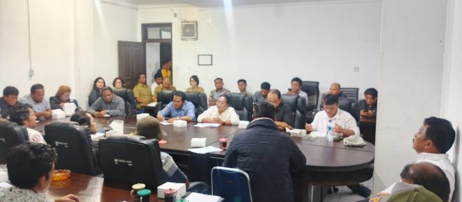 
					Ketua DPRD Karo terima aspirasi Posko perjuangan rakyat Di ruang rapat DPRD kabupaten Karo.