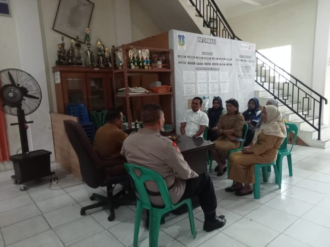 
					Bhabinkamtibmas Polsek Rambutan Rapat Koordinasi Bansos dan Sampaikan Pesan Kamtibmas