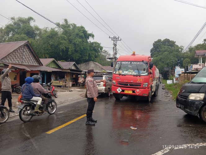 
					Polsek Tigapanah Gelar Strong Point Amankan Pawai Paroki Santa Perawan Mari