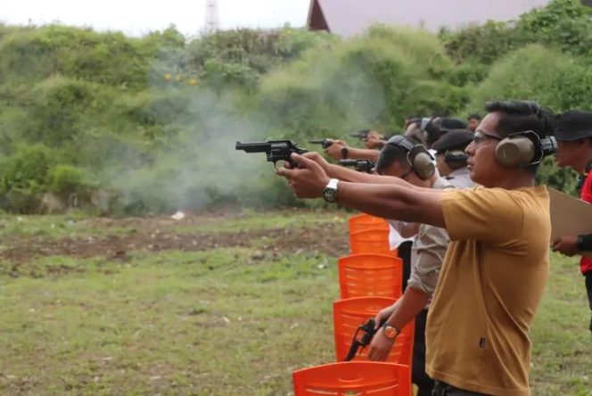 *Polres Tanah Karo Gelar Latihan Menembak Tingkatkan Profesionalisme Personel*