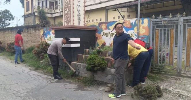 
					*Polsek Tigapanah Bersama Forkopimca dan Warga Gelar Gotong Royong di Desa Mulawari*