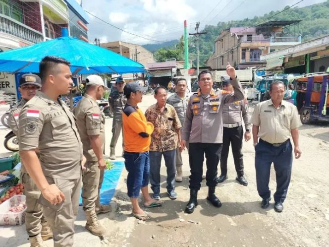 Sinergi Polsek Mardingding dan Satpol PP Wujudkan Pasar Tertib dan Lancar di Laubaleng