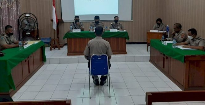 Medan, Bidpropam Polda Sumut melaksanakan Sidang Kode etik kepada Bripka T A saat ini IPDA T A, jabatan Kanitreskrim Polsek Binjai Kota, Senin, 27 Oktober 2025.