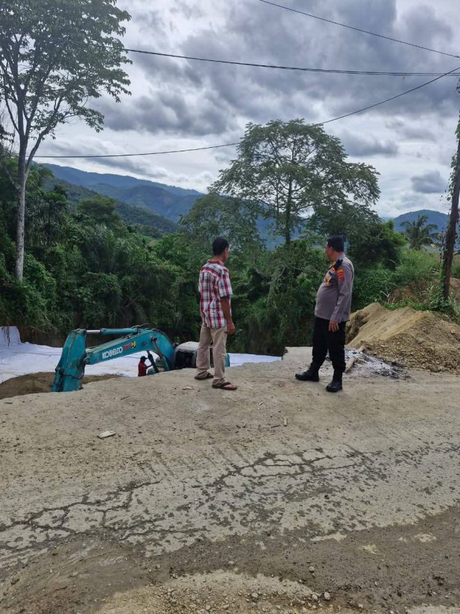 
					*Kapolsek Mardingding Tinjau Progres Perbaikan Jalan Nasional Medan–Kotacane yang Amblas di Desa Laubaleng*