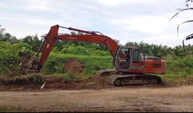 
					Sungguh Aneh Excavator Bekerja di Kebun Tanah Raja, Namun Tidak Jelas Siapa yang Punya Kerja.