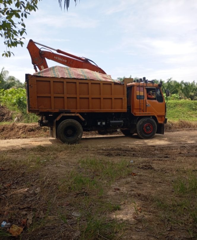 
					Management Kebun Tanah Raja Diduga Memberikan Izin Truck Galian C Melintasi Jalan di Areal Kebun Tanah Raja.