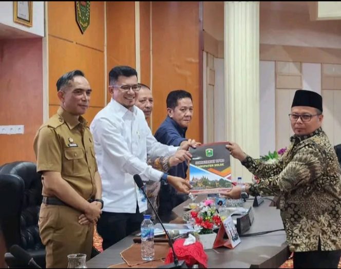 
					Ketua DPRD Kabupaten Solok Pimpin Rapat Paripurna Penetapan Propemperda 2026 di Penghujung Tahun 2025.