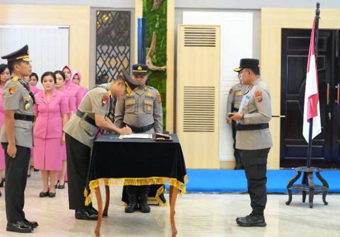 
					Kapolda Sumut Pimpin Sertijab dan Pengukuhan PJU Serta Kapolres Jajaran.