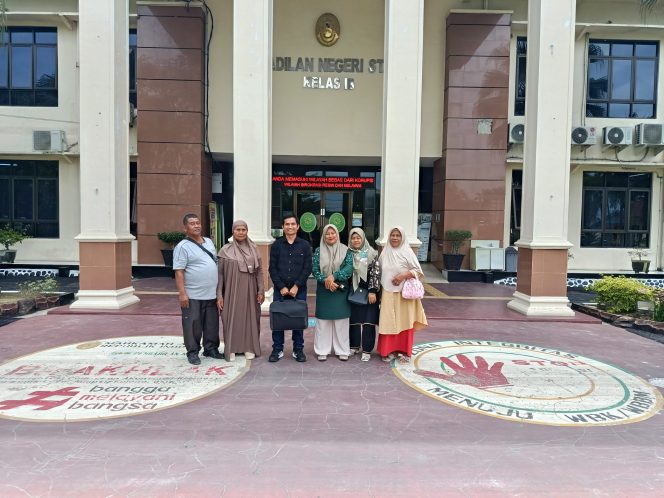 
					Sidang Perdata Gugatan Ahli Waris Armahum Kakek Sapon Di (PN) Setabat. Kembali Di Tunda, Majelis Hakim “Tergugat Kepala Desa Sidomulyo dan Tergugat Camat Binjai Kwala Gumit.”Tidak perlu Hadir Lagi Menuai Pertanyaan ??…!