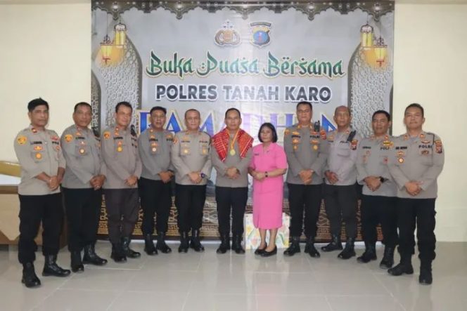 
					Polres Tanah Karo Lepas Dua Personel Purna Bakti, Kapolres : Purna Tugas Adalah Rezeki yang Patut Disyukuri