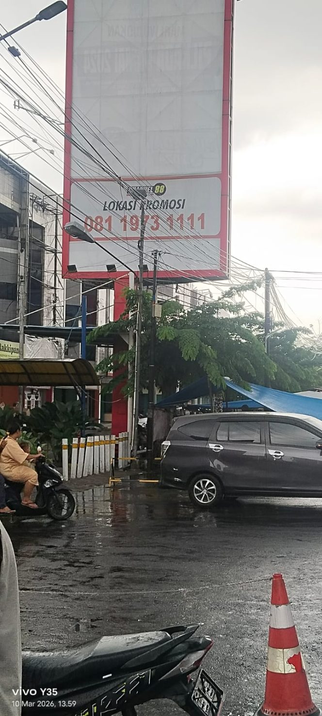 
					Papan Reklame Berdiri Dipinggir Jalan Kota, Pemko Diminta Bersihkan Sesuai Aturan Yang Berlaku