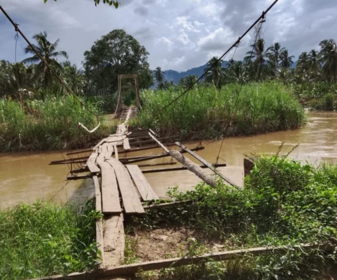 
					Jembatan Gantung Rodang Rusak, Warga Tantom Bertaruh Nyawa
