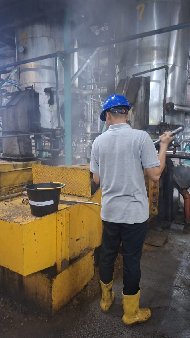 
					Mahasiswa Magang Lakukan Pengambilan Sampel Ampas Sawit untuk Analisa di PKS Bah Jambi