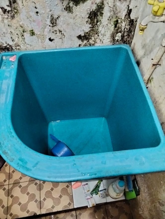 
					Masyarakat di Medan Mengeluh Air PDAM Tirtanadi Sering Mati.