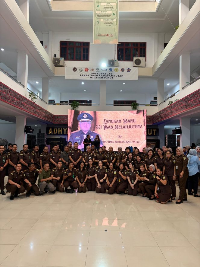 
					Moment Haru Perpisahan Jajaran Pegawai Kejaksaan Tinggi Sumatera Utara Dengan Dr. Harli Siregar, SH., M.Hum