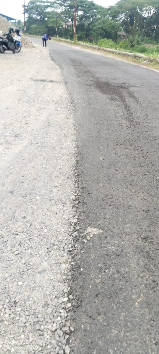 
					Dua Jalan di Kecamatan Medan Johor di Aspal Asal Jadi, Jalan Inspeksi Kanal Titi Kuning ,dan Jalan Eka Suka Gedung Johor