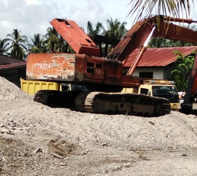 
					PENGERUKAN PASIR DI SUNGAI MENGGUNAKAN ALAT BERAT: LAHAN DAN TANAMAN WARGA DESA JABI-JABI AMBLAS, DAMPAK LINGKUNGAN SANGAT MENGKHAWATIRKAN