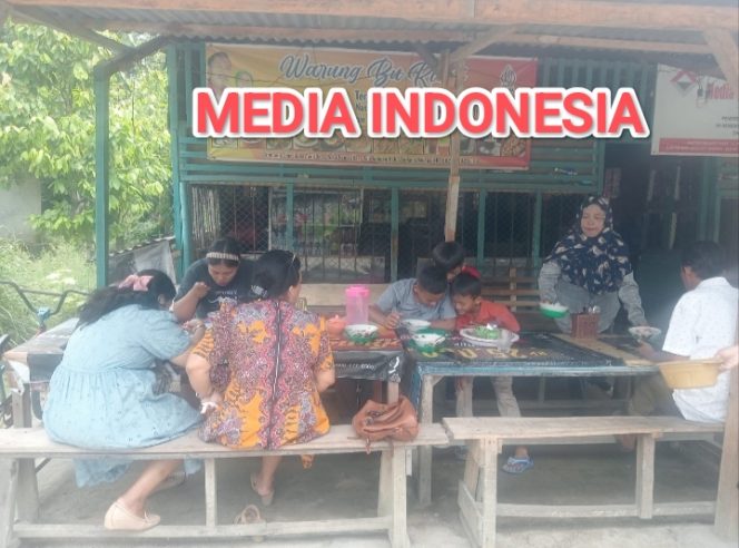 
					Rasa Pas di Lidah dan Harga Bersahabat, Warung Pecal Ibu Riani Ramai Laris Manis di Serbu Pembeli.