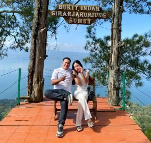 Bukit Indah Simarjarunjung Tempat Liburan Romantis Arjun & Amel, View Danau Toba Bikin Takjub