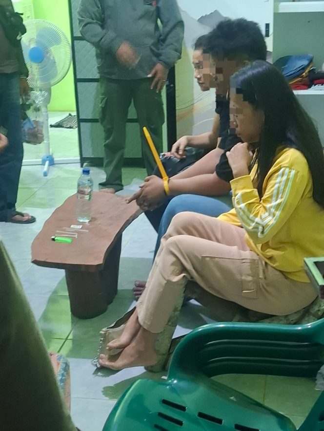 
					Mendapat Laporan Masarakat, Polsek Tigabinanga Gerak Cepat, Gerebek Dan Amankan 3 Pelaku Pengguna Narkoba Jenis Sabu