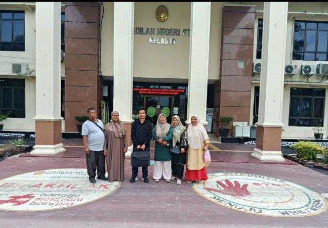 
					Sidang Gugatan Ahli waris Kakek Sapon dugaan Korban Tipu Muslihat, Kebohongan serta Penipuan atas Jual Beli Tanah antara Alm. Sapon dengan M. Hidayah dengan agenda sidang pembuktian yaitu Saksi Tergugat II.