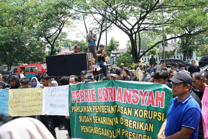 
					300 Triliun Rupiah lebih Telah Berhasil Diselamatkan Ke Kas Negara, Kelompok Massa Datangi Kejati Sumut Suarakan Dukungan Terhadap Kinerja Pidsus Kejaksaan R.I