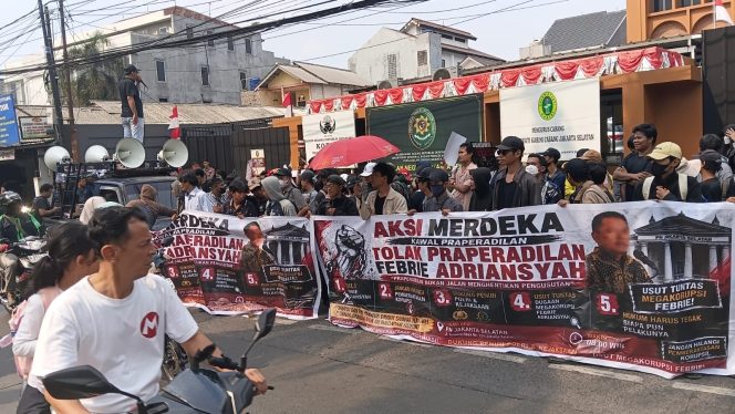 
					Jelang Putusan Praperadilan Febrie, Ratusan Massa Kembali Datangi PN Jaksel
