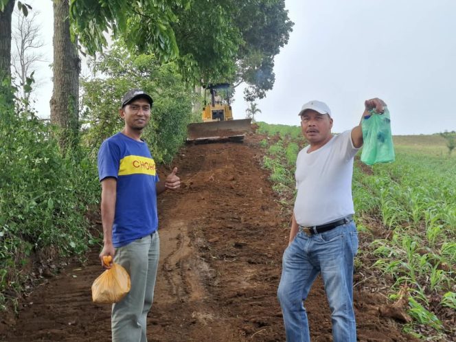 
					Turun Keladang, Raja Edward Sebayang Serap Keluhan Petani Uruk Biru Pametar