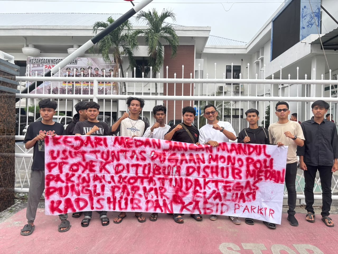 Aksi unjuk rasa HIPMA-SU di depan gerbang Kejari Medan, Jumat (23/10/2026). Dalam aksinya, massa membentangkan spanduk mendesak Kejari Medan mengusut dugaan monopoli proyek di tubuh Dishub Kota Medan serta mengevaluasi jajaran pejabat terkait. (Foto: Dok. HIPMA-SU)